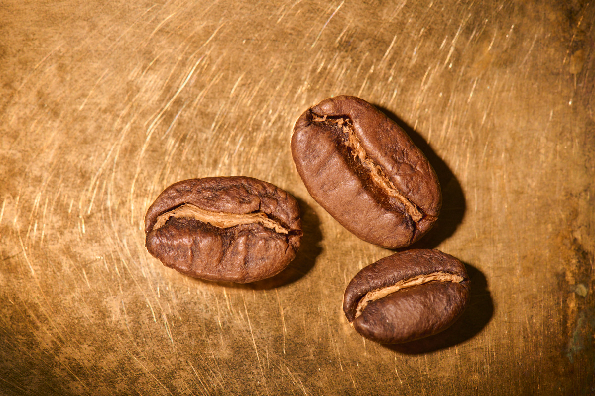 Kaffeebohnen geröstet Ecuador Cruz Loma Sidra auf goldenem Hintergrund | Die Rösterei Coffeum Hamburg Kaffeebohnen geröstet Ecuador Cruz Loma Sidra auf goldenem Hintergrund | Die Rösterei Coffeum Hamburg